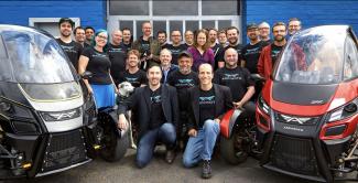 Het Arcimoto Team met hun nieuwe EV, de SRK