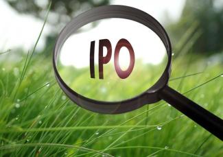 pinag-aaralan ang IPO