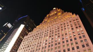 edificio de oficinas de noche