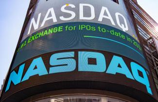 Quadro de avisos da NASDAQ na Times Square de Nova York.