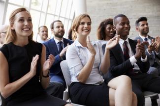 mensen klappen op congres