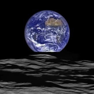 月からの地球