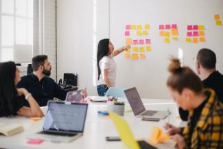 Team arbeitet zusammen in einem Raum