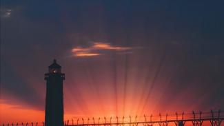 torre de luz al atardecer